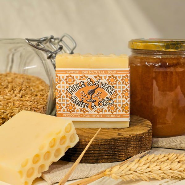Cold|processed 100% natural soap, 100% profit donated Honey and Oat Milk - Afbeelding 3